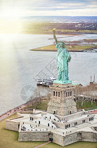 建立自由岛和游轮神像与客乘坐的渡船纽约市蓝色的图片