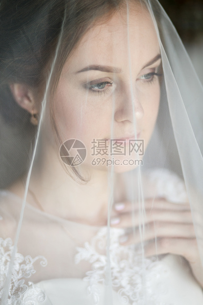 美丽的年轻女孩正在参加婚礼装饰奢华仪式成人图片