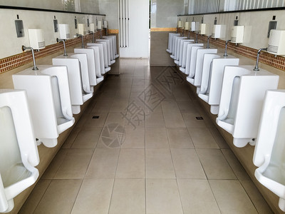 在清洁公共洗手间排白小便池地面尿男图片