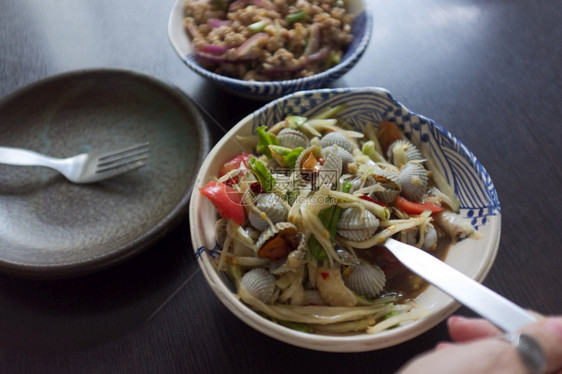 THAI食物辣椒木瓜沙拉和鸡午餐好吃白色的图片