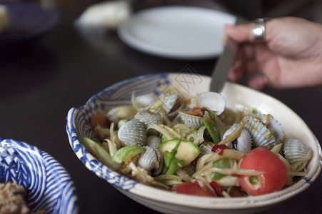 贝类绿色番茄THAI食物辣椒木瓜沙拉和鸡图片