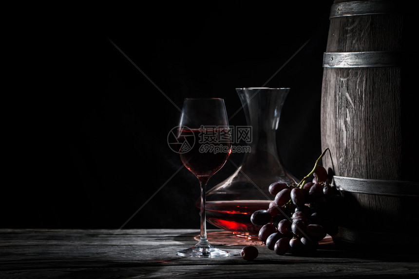 一杯红酒脱盐机和一桶深底的黑子一杯红酒脱盐机和一桶巴黑暗的食物乡村图片