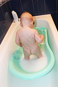 有趣的小宝站着洗澡小宝个手生活在室内图片