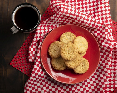 烘烤土制饼干和木餐桌上咖啡杯的平面图象桌子糖图片