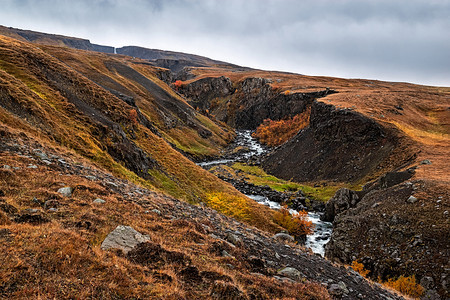 景观自然冰岛东面的海尼福斯瀑布在冰岛河水瀑布中平的图片