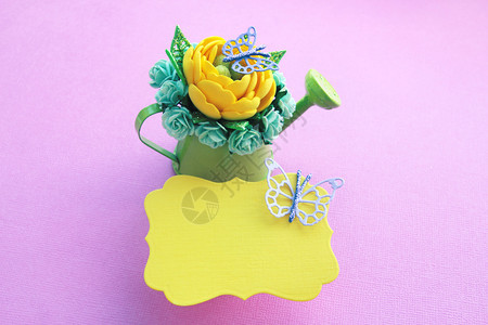 园艺一种树叶黄色手工造人花朵有闪光的叶子和许多绿色小水中的纸玫瑰在黄色背景和紫蝴蝶风下可使用小型绿水罐头背景图片