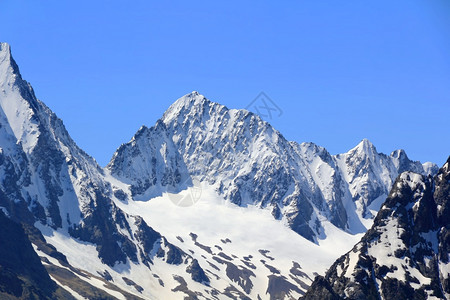 东拜白色的高加索山脉美丽风景图象与高加索山脉的相貌高度图片