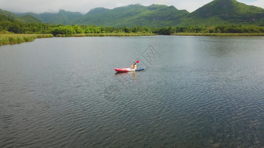 旅游独木舟泰国湖和山上的妇女皮眼车图片