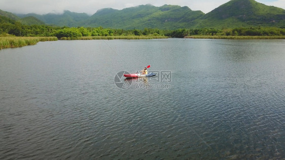 旅游独木舟泰国湖和山上的妇女皮眼车图片