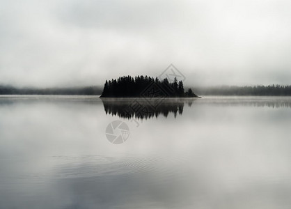户外对齐挪威以岛雾湖为中心神秘图片