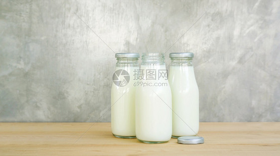 饮料木制的乳品桌上的一瓶牛奶图片