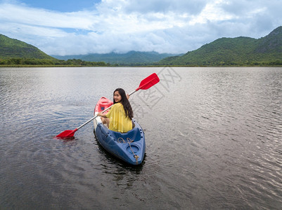 海泰国湖和山上的妇女皮眼车船图片