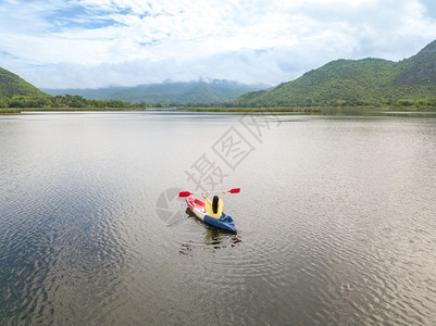 娱乐旅行亚洲人泰国湖和山上的妇女皮眼车图片