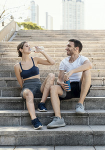 空白的运动时露出户外饮用水的男子花朵案图片