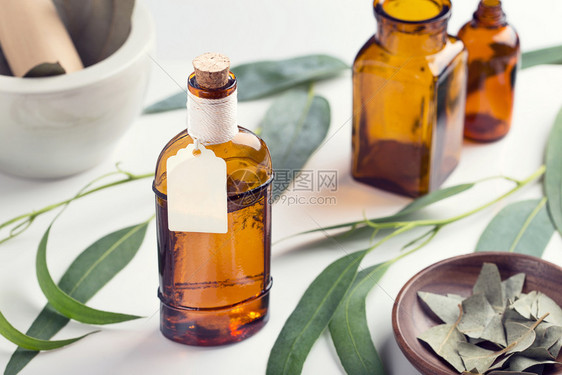 Eucalyptus基本油类带有自制标签Eucalyptus油类用于芳香疗法温泉养草药治松弛香味自然图片