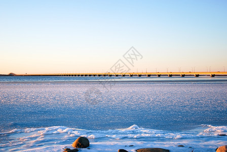 连接瑞典岛奥兰与大陆的奥兰德桥上冬季日光照阳基础设施场景图片