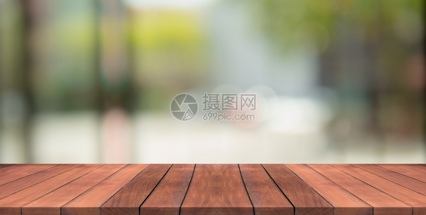 桌子面自然界上的空木板顶端是花园的绿色模糊背景用于蒙太奇显示产品的空间白图片