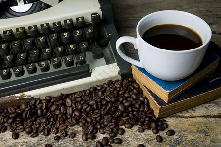 喝木材背景的打字机和咖啡爱秘书图片