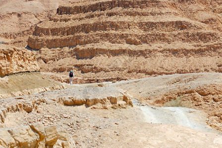 内盖夫陨石坑自然MakhteshRamon的人以色列独特的弹坑图片