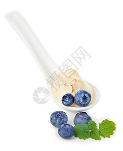 有机的水果乳制品瓷勺蓝莓酸奶与薄荷隔离在白色图片