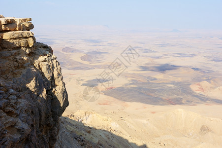 拉蒙MakhteshRamon以色列独有的弹坑石头高图片