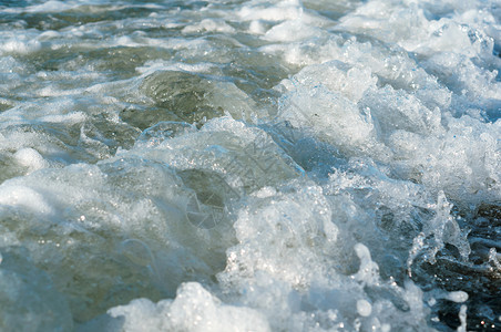 风景加里宁格勒海浪与白色泡沫海浪与白色泡沫的海浪降低图片