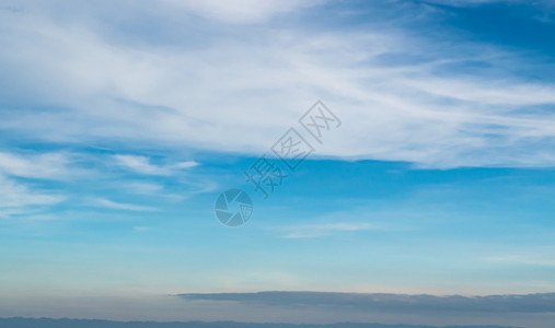 户外多云的蓝色天空对抗柔软的白云美丽自然彩背景天气图片