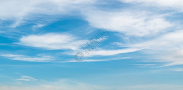 蓝色的天空对抗柔软的白云美丽自然彩背景天堂墙纸图片