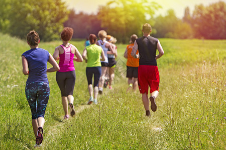 一群在日落时跑马拉松户外运动的青年员积极的竞技运动型图片