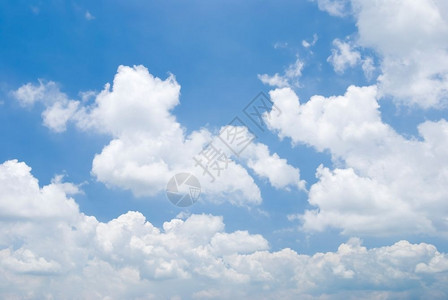 阳光明媚纯洁背景的白云蓝天空明亮的气象美丽图片