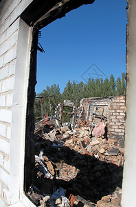 乌克兰顿涅茨地区拉斯尼利曼村被毁的房屋破坏具体浪费图片