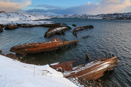老的俄罗斯日落Murmansk地区Tairiberke小型渔船放松骷髅图片