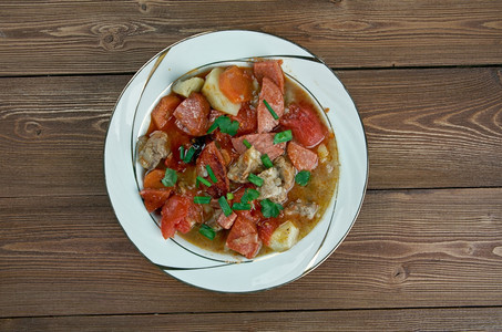 丹麦胡椒Lapskaus挪威肉食和蔬菜制作的配料图片