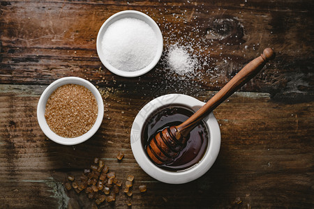 糖果深色背景上不同的糖和粉浆不同种类的糖和浆食物水晶图片