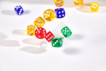 在白色背景上运行的彩色骰子财富数字扑克图片