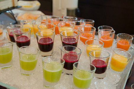 冷冰的杯子里有新鲜而健康的果汁热带橙玻璃图片
