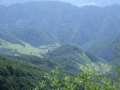 天线风景优美场山地观铁路运输间绿林景观谷景间绿林全景图片