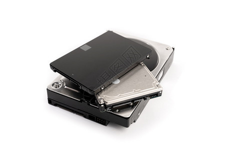 记忆桩信息在白色背景计算机硬件数据存储中隔离的各种计算机硬盘驱动器HDD和SSD的拼盘图片