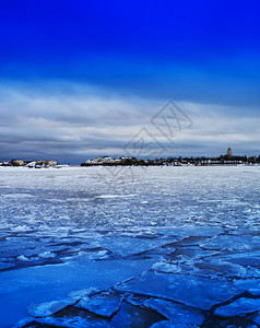 芬兰湖泊地貌背景的垂直活冰空的地平线充满活力图片