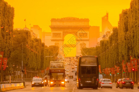 地标法语匆忙国对巴黎TriumphalArch的CampsElysees和巴黎ChampsElysees的频繁交通图片