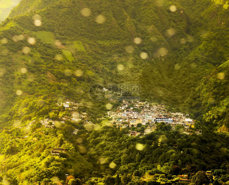 从阿提特兰湖看到圣克鲁斯并产生bokeh喷水效应火山森林美国图片