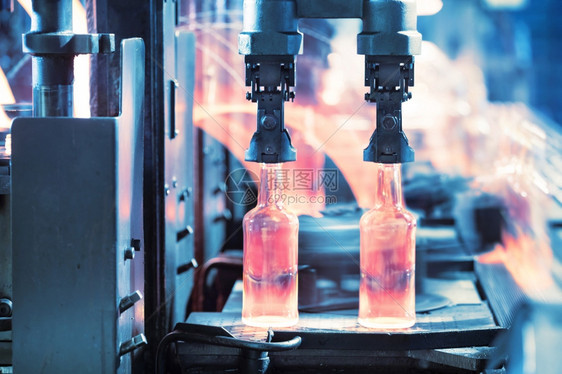 制造业生产在传送器上种玻璃瓶子扔包装图片