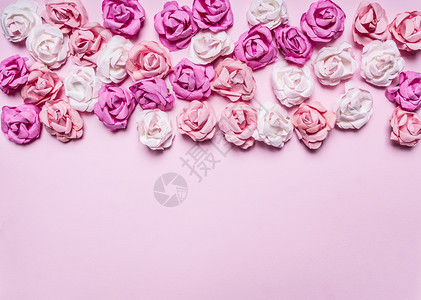 边界粉红背景有色彩多的纸玫瑰装饰用于ValenternersquosDay边框供文本顶视图关闭的位置婚礼装饰图片