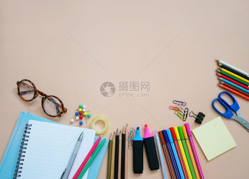 颜色放书桌上的学校和办公用品以及复印空间返回学校概念到课堂图片