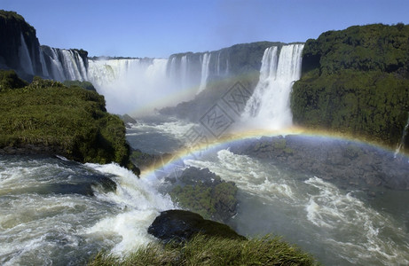 巴西和阿根廷边境IguazuFalls喷洒的彩虹瀑布流动沟壑图片