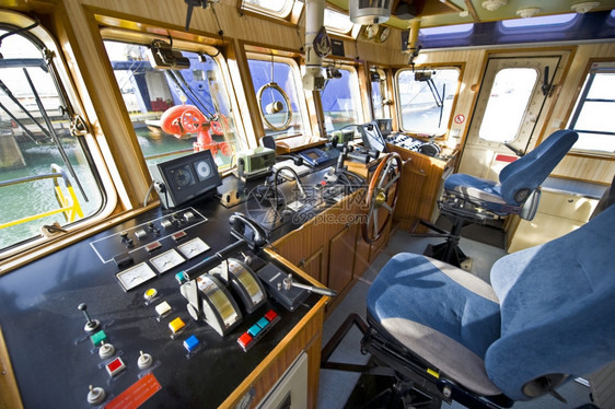 一艘装有各种导航设备的消防艇轮船机火队长杠杆图片