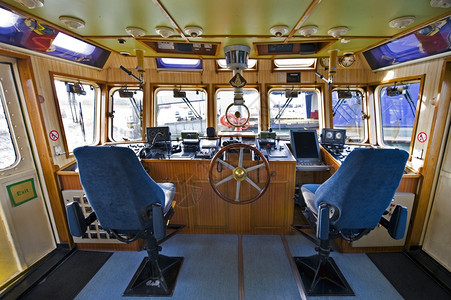 一艘装有各种导航设备的消防艇轮船机舵视窗一种图片