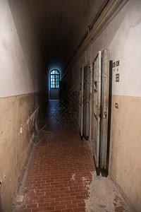 白色的长走廊和监狱白色破旧墙壁长的走廊和监狱白色破旧墙壁结石建筑学图片