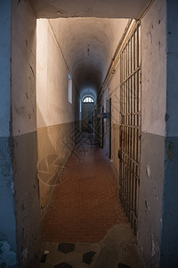 门一种长的走廊和监狱白色破旧墙壁长的走廊和监狱白色破旧墙壁优质的背景图片