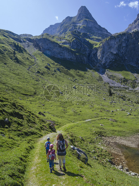 在瑞士尼德瓦尔登Bannalp附近的年轻家庭暑假徒步旅行女孩夏天风景优美图片